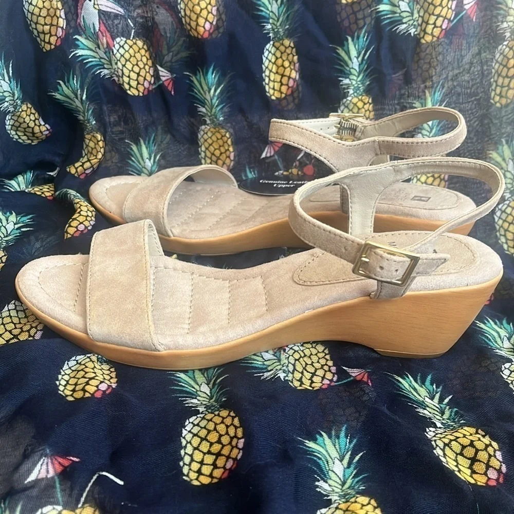 Brand New White Mountain Genuine Leather Neutral Wedge Heel Ankle Strap Sandals